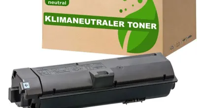Kyocera Tonerkartusche neben Versandkarton mit CO₂-neutral-Zertifizierung und Blatt-Logo