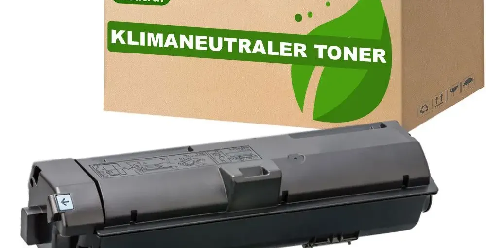 Kyocera Tonerkartusche neben Versandkarton mit CO₂-neutral-Zertifizierung und Blatt-Logo