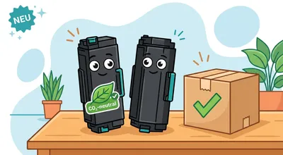 Zwei Kyocera TK-Toner-Kartuschen als freundliche Cartoon-Figuren, eine mit CO₂-neutral-Siegel, neben einem versandfertigem Karton – Produktvorstellung der neuen klimaneutralen Kyocera-Sortimentsreihe